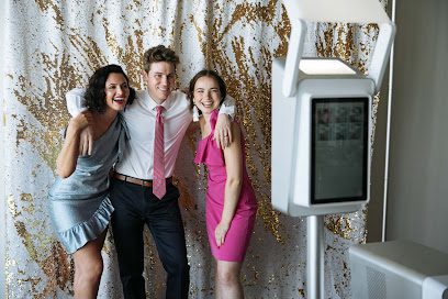 INSTANT MOMENTS PHOTOBOOTH